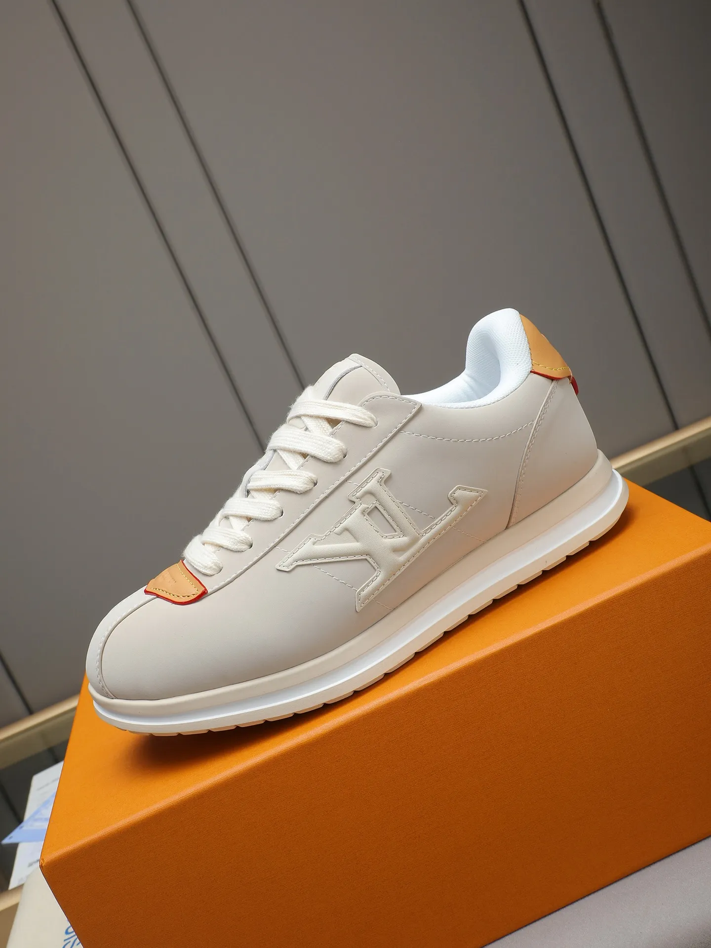 PP560 LV Louis Vuitton L Jialu Brand Runner Tatic Series Thick-soled Casual Sports Shoes Running Shoes Original purchase, development and production This LV Runner Tatic sports shoe combines technical materials such as mesh fabric and ribbons to interpret the inspiration of traditional mountaineering shoes. LV letters are written on one side, the lariat buckle of the quick lacing system is embellished with Monogram flowers and Louis Vuitton logos, and the light and wear-resistant rubber outsole completes the whole. ▪️Fabric: Original imported cowhide + mesh ▪️Inner lining: Original customized breathable mesh ▪️Sole: Original open-molded anti-slip rubber combination material ▪️Size: Men's 38-44 (customized for 45 and 46)
